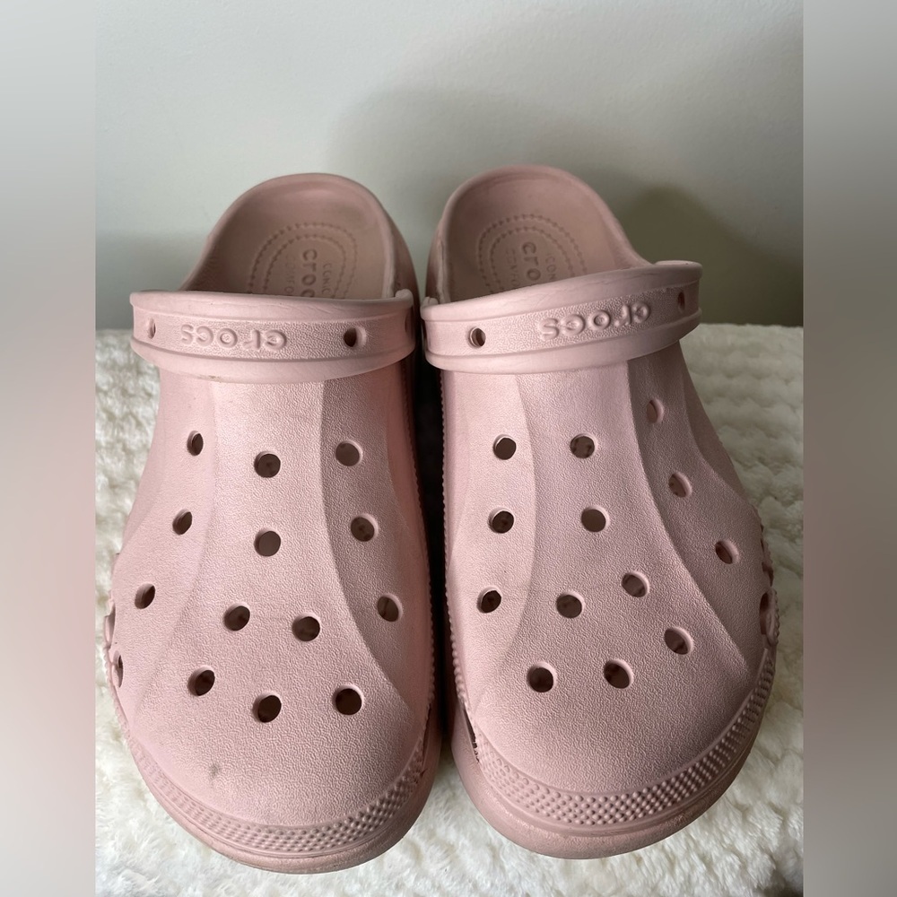CROCS Baya Platform Clog Sandals in Light Pink size 9